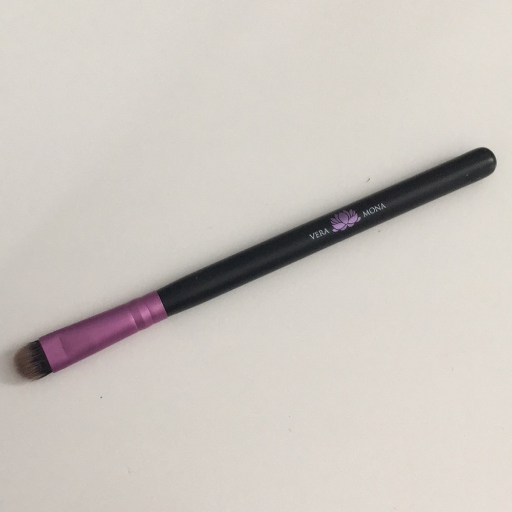 Vera Mona flat brush